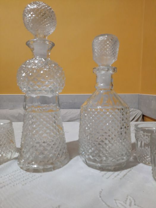 Гарафа с чашки към нея