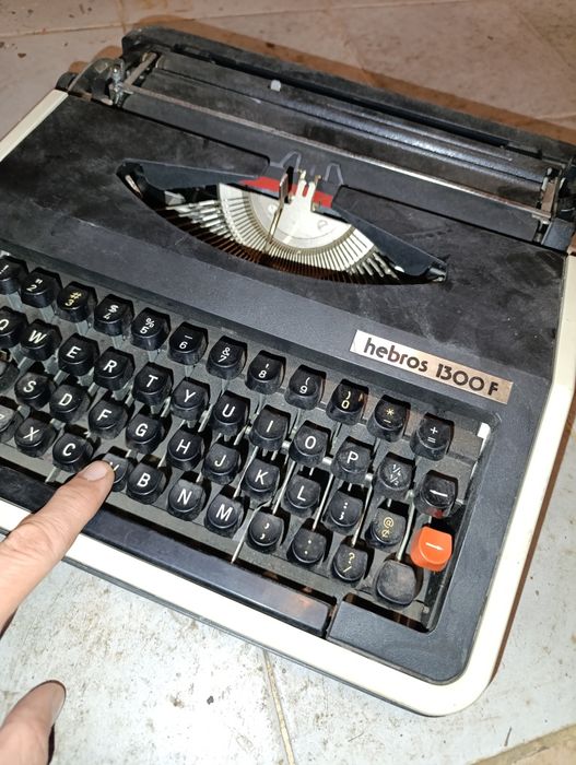 Пишеща машина марка hebros 1300 f