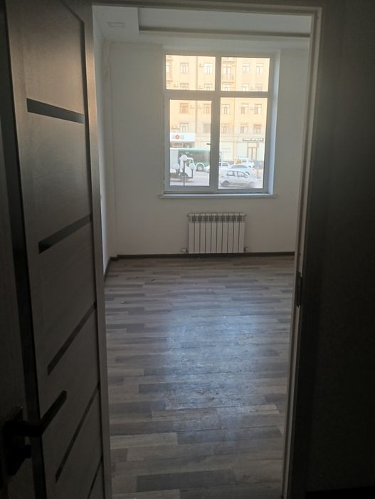 Паркентский,трехкомнатный офис 72м2, вдоль дороги