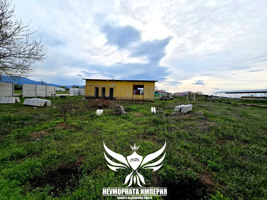 Продавам парцел 1709кв сграда 100кв промишлена зона север село Болярци