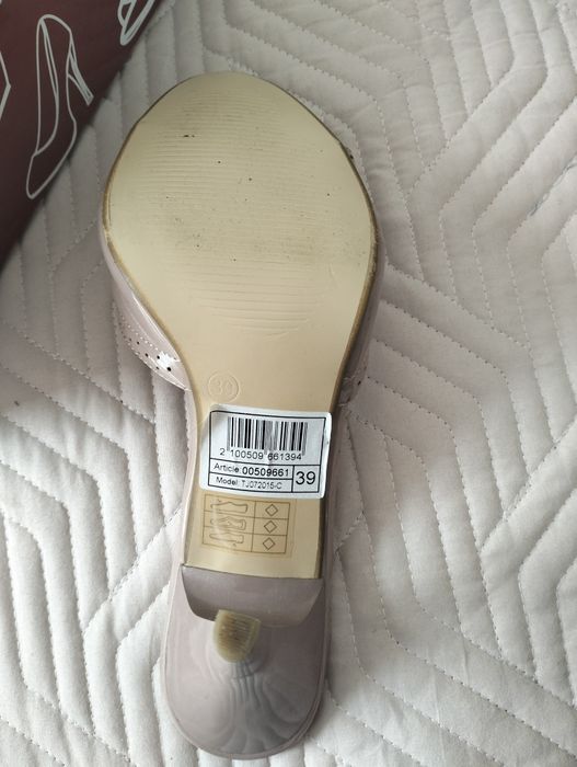 Босоножки лаковые