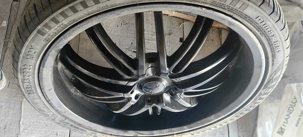 Vand 4 bucati de jante si cauciucuri in stare aproape perfecta