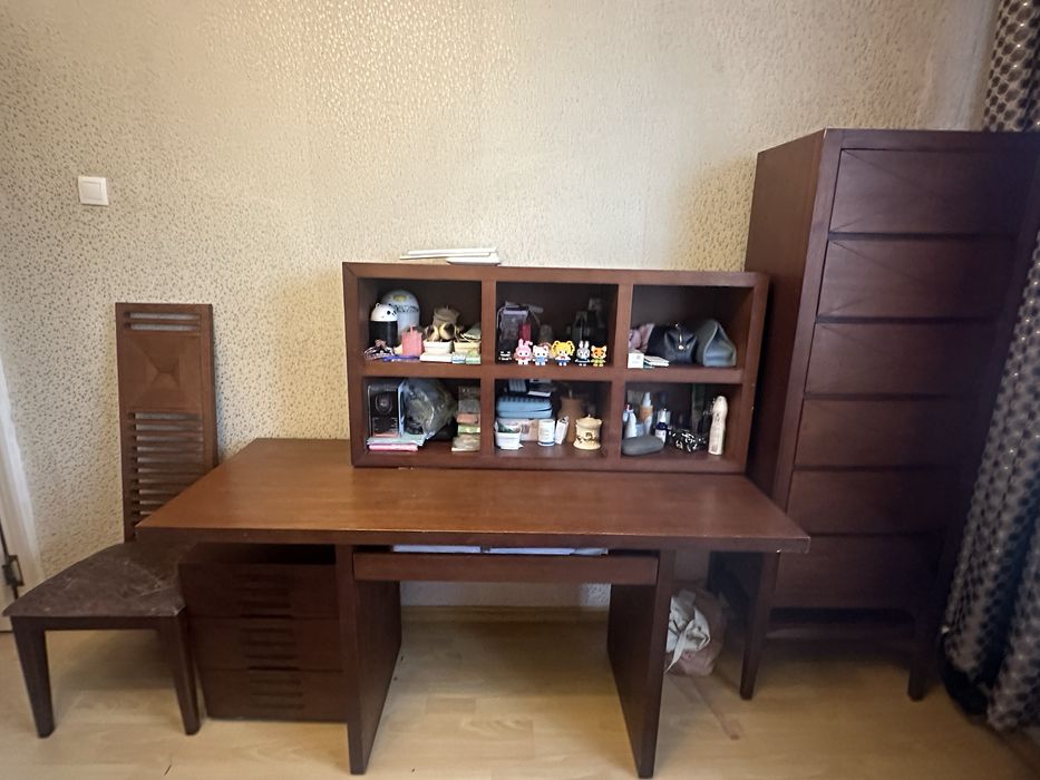 Пимьменный стол с комплектом мебели
