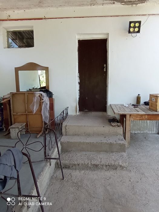 Бустонлик туманида ховли Уй сотилади.5та хона ,Икки этажли коттедж