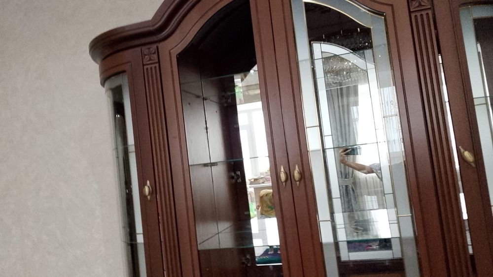 Сервант без одного стекла