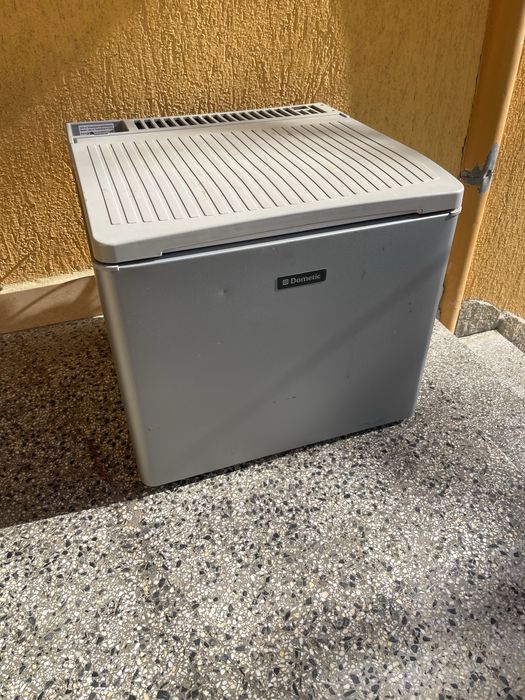 Хладилник Dometic на 12v , 220 и газ .