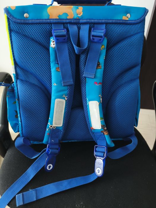 Ученическа раница с твърд гръб.