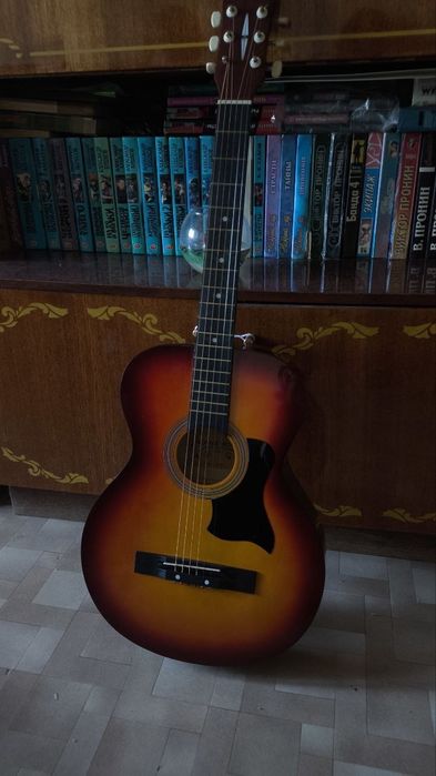 Продам гитару почти новая