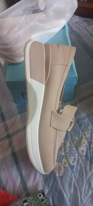 Женская обув есть