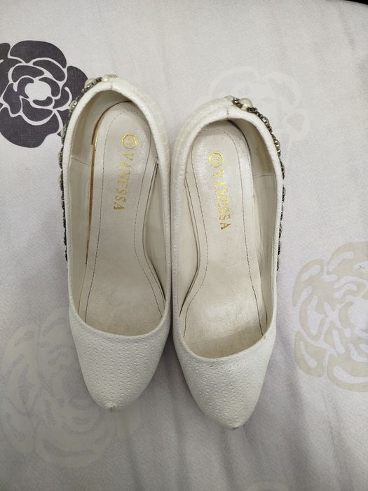 Oq tufli (kelinlar uchun)