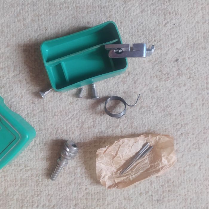 принадлежности к швейной машинке и иглы