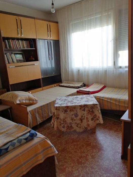 Дава се под наем Тристаен апартамент в Ямбол, Златен рог - 86 кв.м за 306 € - Снимка #2