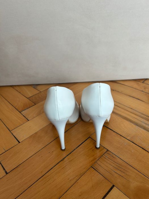 Обувки на ток в бял цвят