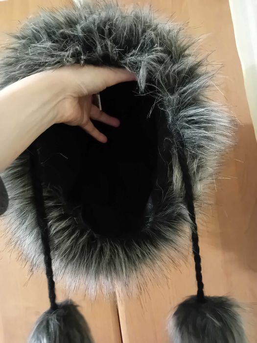 Зимна дамска шапка с изкуствен пух