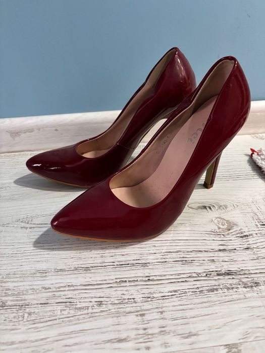 Елегантни високи обувки