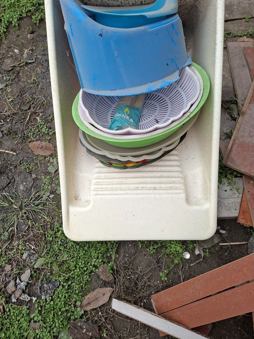 Пластиковые  посуда горшки