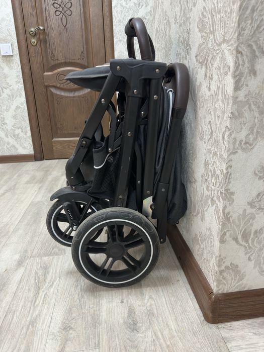 Продам коляску с рождения до 4х лет