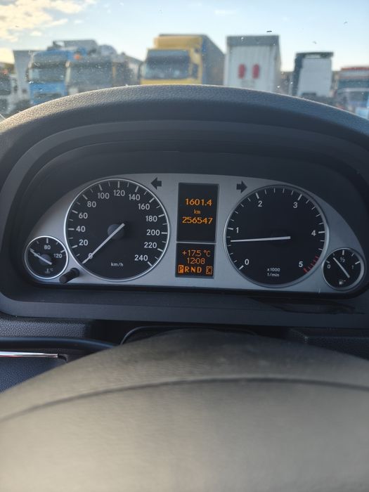 Mercedes cutie automată