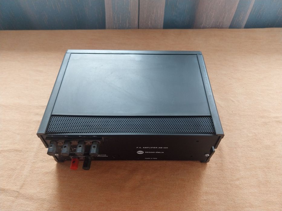 Amplificator model vechi.