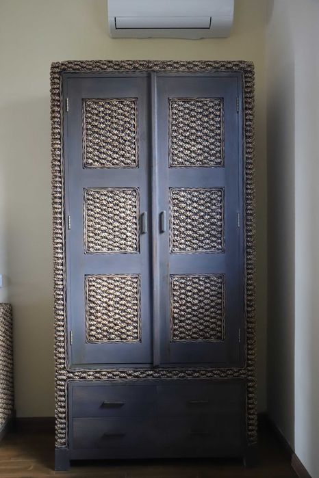 Гардероб от масивно дърво и естествен ратан.