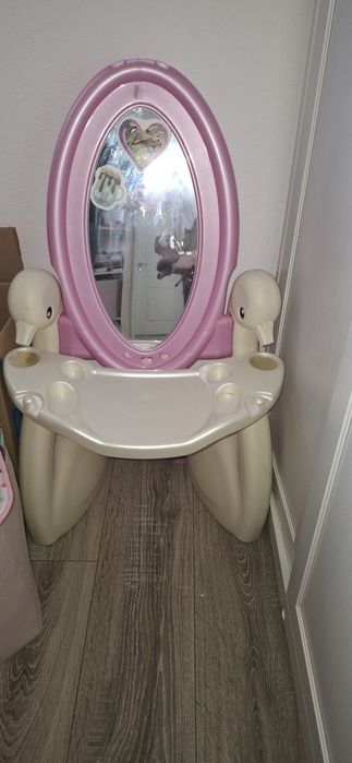 Oglinda și scăunel