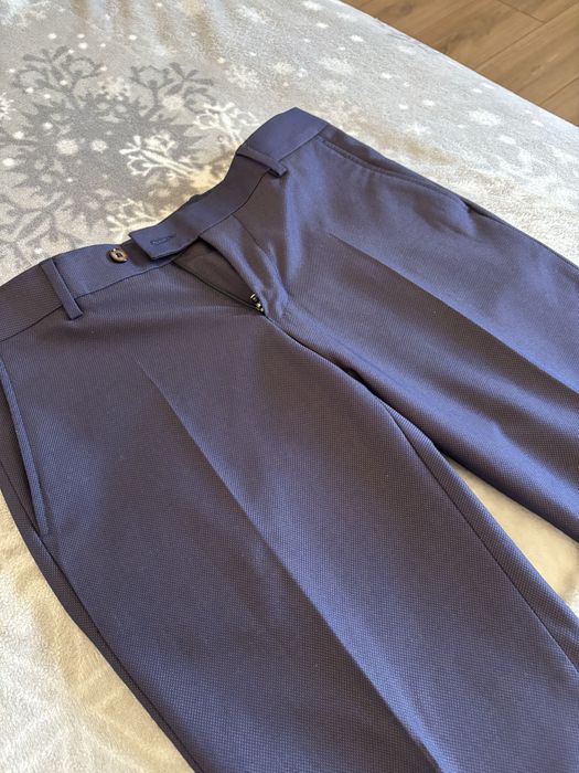 Costum pentru baieti potrivit pentru banchet