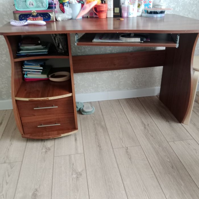 Срочно продам компьютерный стол  стол