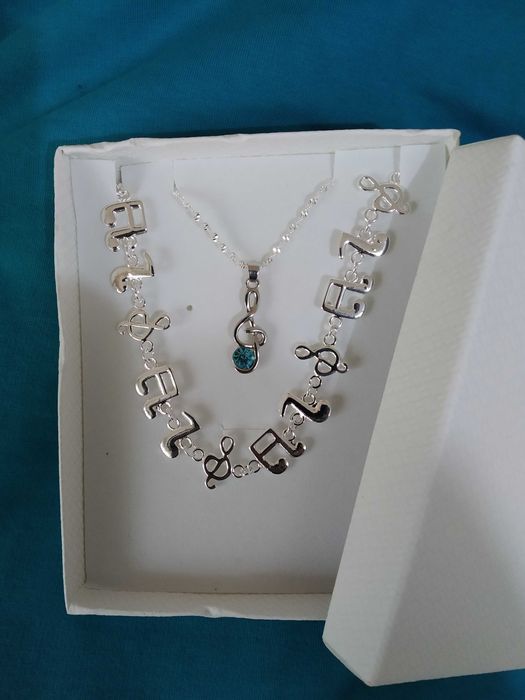 Нов, дамски сребърен комплект- гривна и колие с цветя/ сърца/.В кутия.