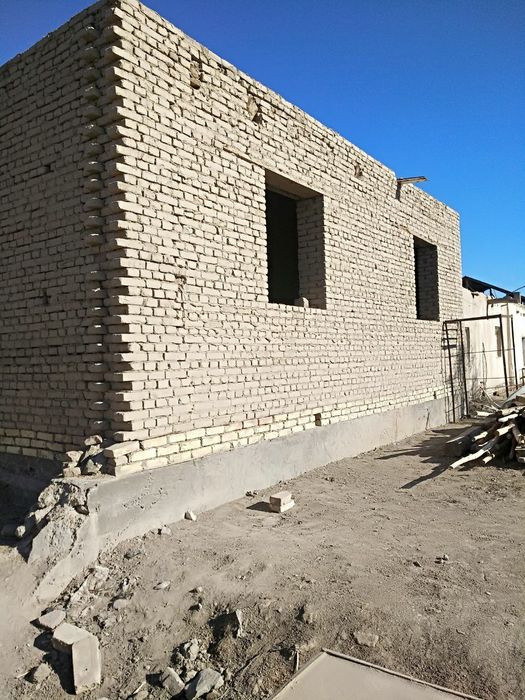 Qurilishi tugalanmagan usti bostirilgan hovli joy sotiladi.