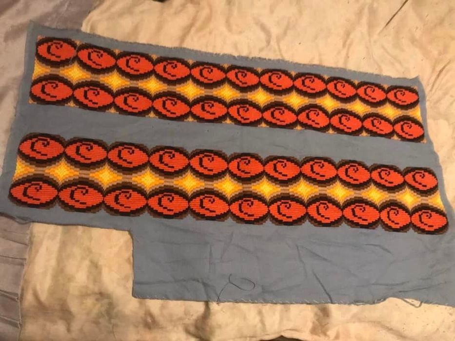 Бродирани и тъкани възглавници от стария сандък