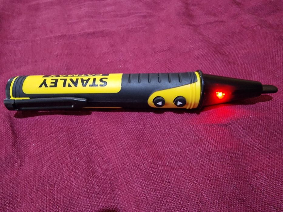 Detector tensiune si metale