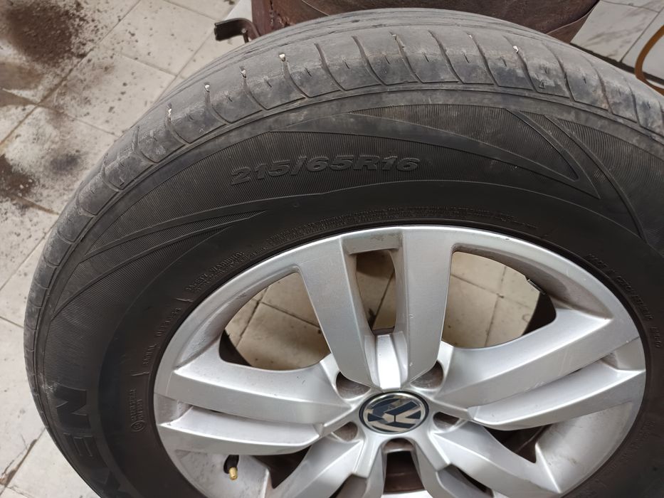 Продавам три комплекта летни гуми размер 235 55 17 и215 65 16 като сед