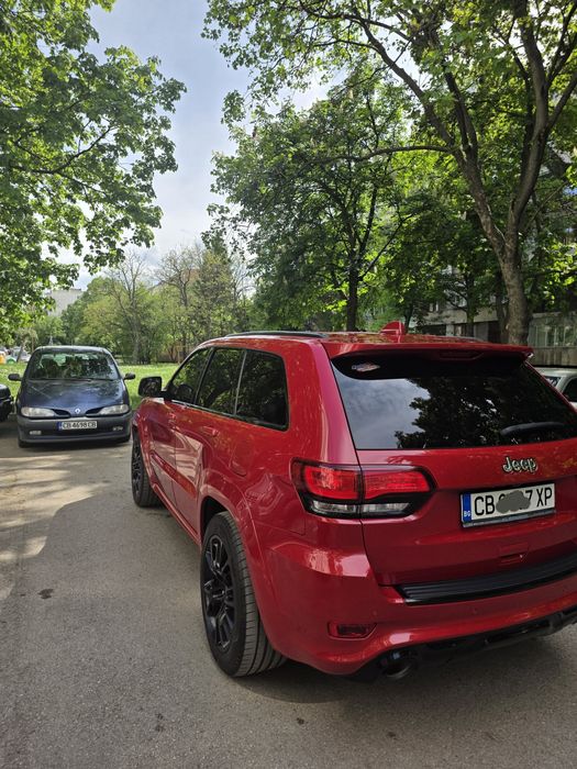 Луксозен автомобил под наем с шофьор за всички поводи.