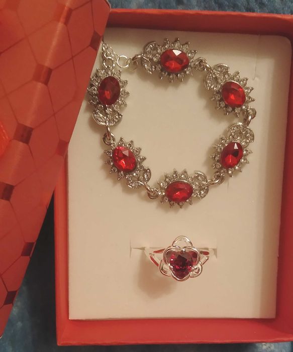 Чисто нов,дамски,, сребърен комплект в подаръчна кутия.