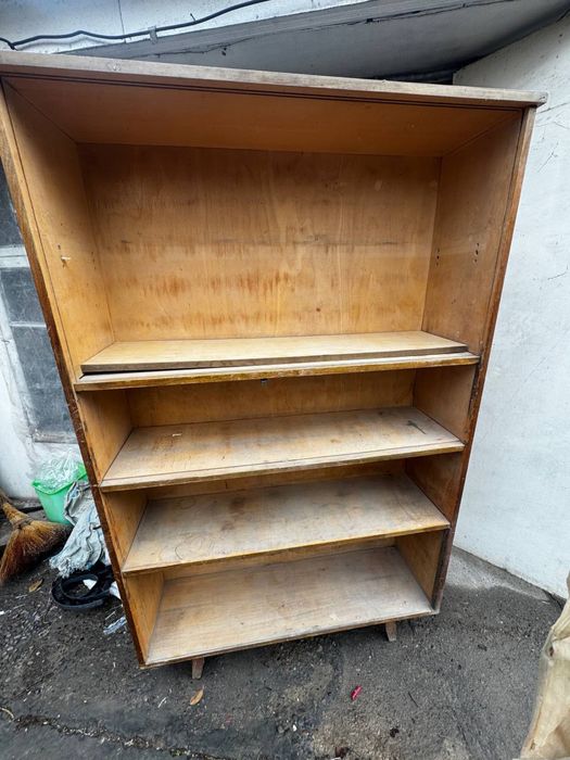 Книжный шкаф и тумбочка