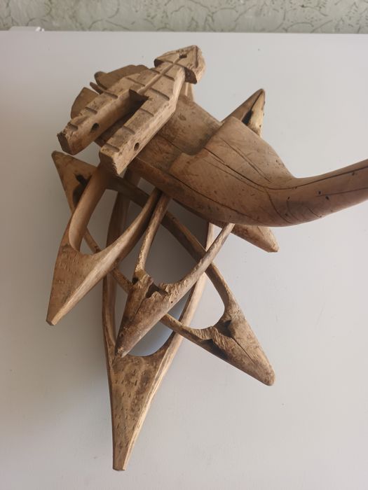 Стара скрина за зърно и совалки от тъкачен стан