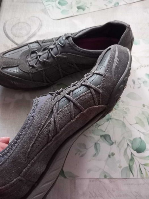 Vand adidasi skechers