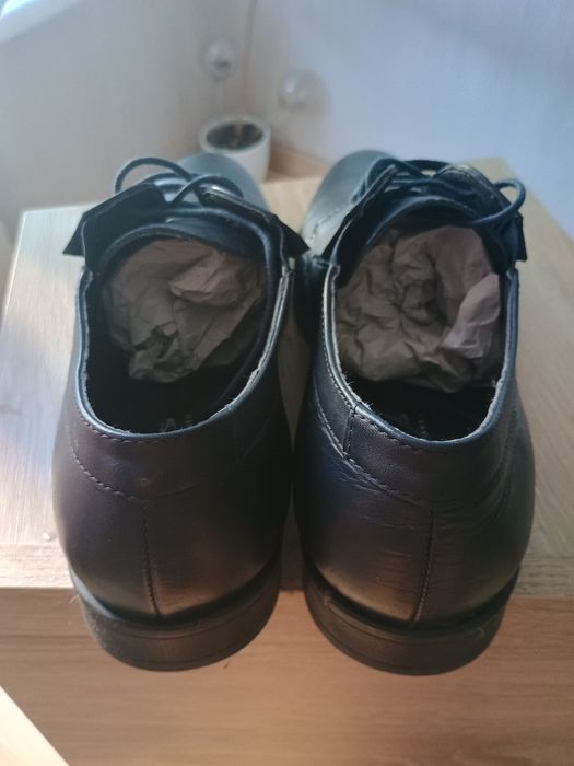 Нови кожени обувки за работа или официална среща