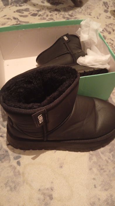 Продам угги женские черные