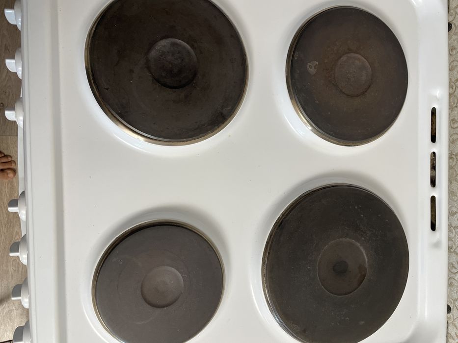 Продам электрическую плиту Indesit