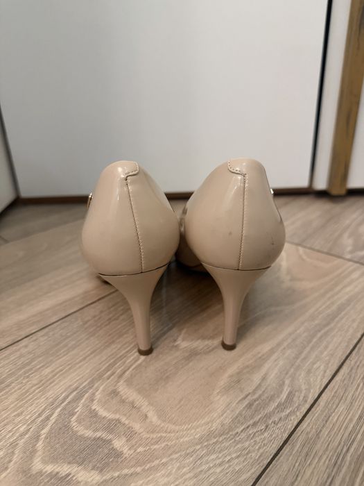 Бежевые каблуки