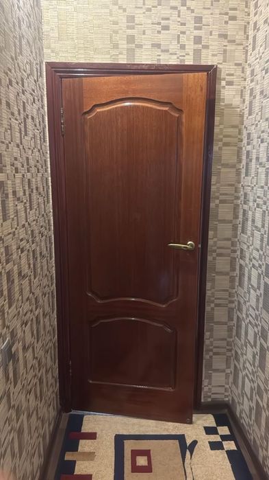 Продам двери (3 глухих и 2 со стеклом)