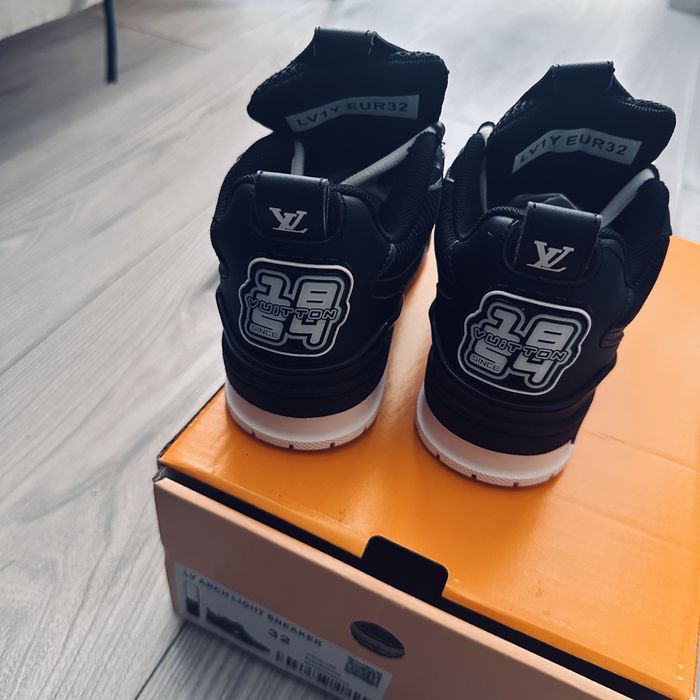 Adidasi Louis Vuitton fete 32 noi