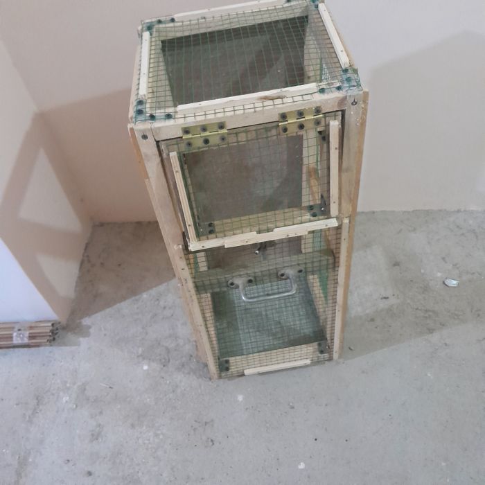 Qush uchun qafas sotiladi.