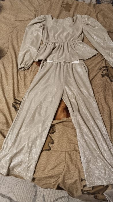 Продам блестящие костюм на девочек 7-8лет