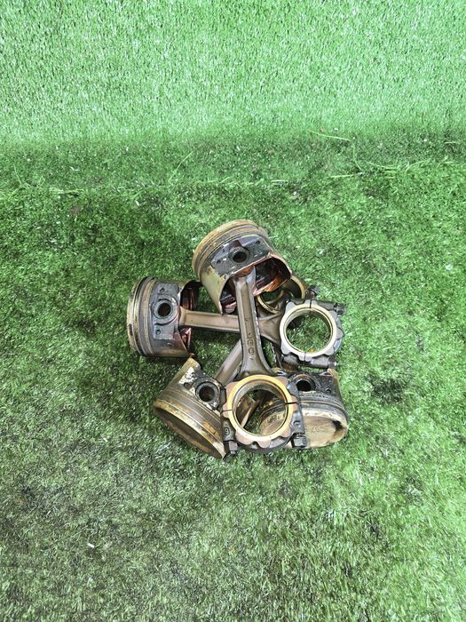 Шатун поршень Митсубиши Спейс Гир Л400 2.4 4G64 Space Gear L400