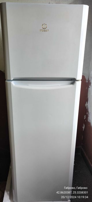 Продавам хладилник INDESIT с горна камера.Височина 180см.