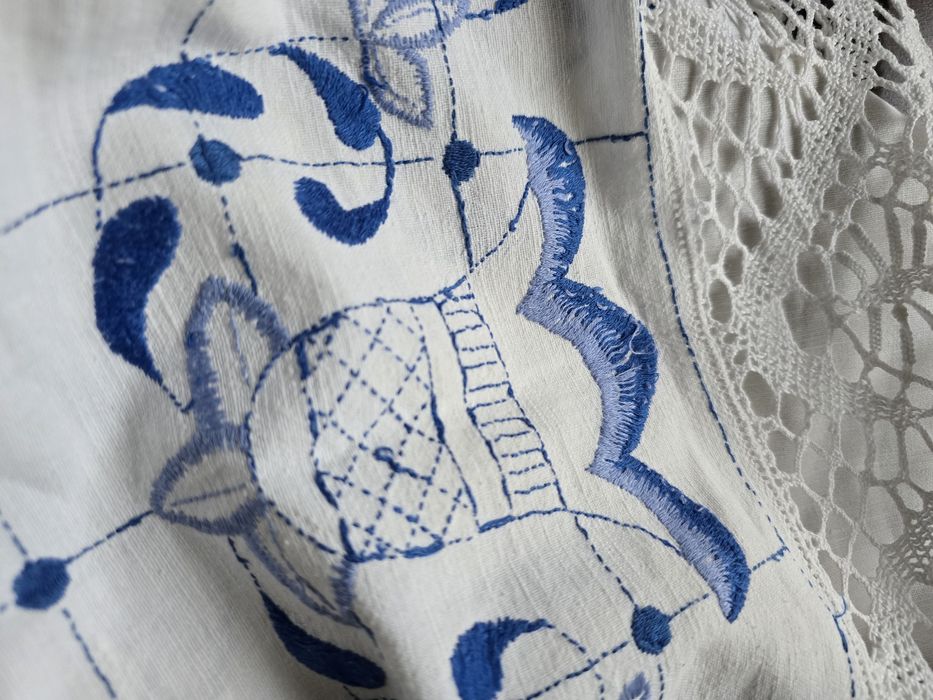 Винтидж ръчно бродирана покривка