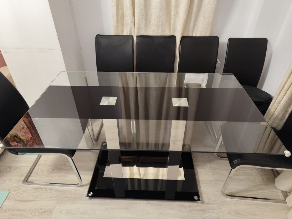 Masa sticlă 150x90, cu 6 scaune.