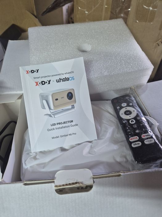 Професионален Интелигентен проектор с Android WiFi Bluetooth,5G